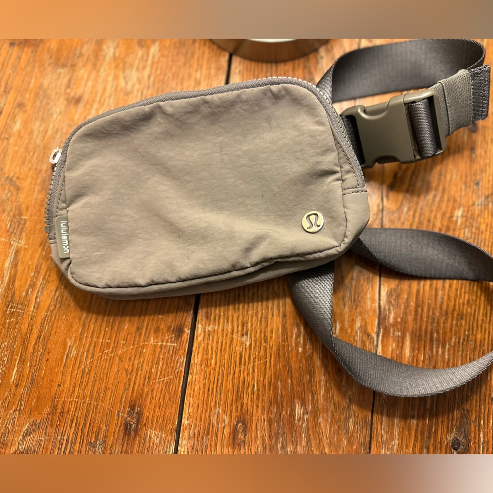Lululemon Belt bag Olive color